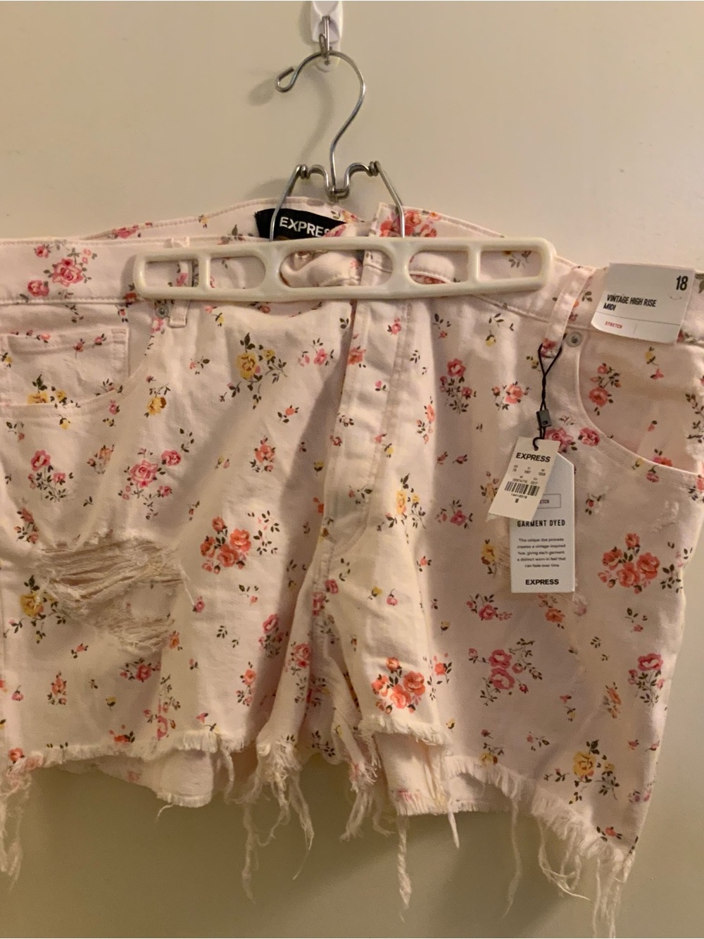 Express Plus Size Floral High-Rise Women’s Shorts - Light Pink